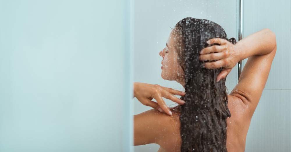 Agua caliente pelo rizado