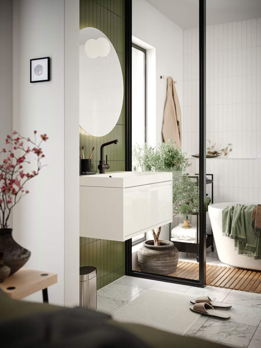 Un baño tipo spa en banco, verde y madera