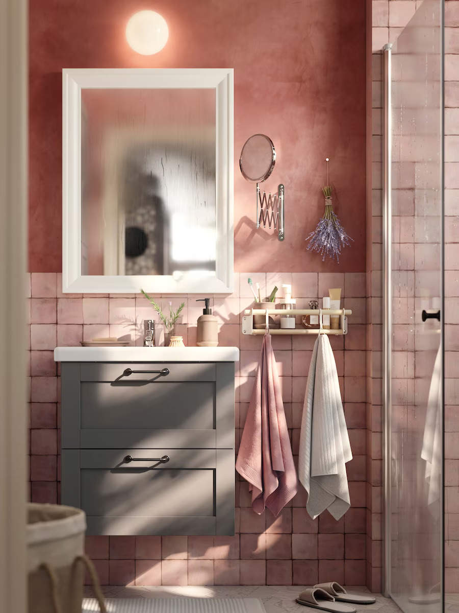 Un baño de estilo provenzal en tonos rosas y grises
