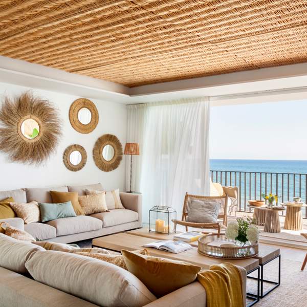 Un piso acogedor con cocina abierta y terraza pequeña lleno de ideas inspiradoras para este verano: su decoración natural enamora