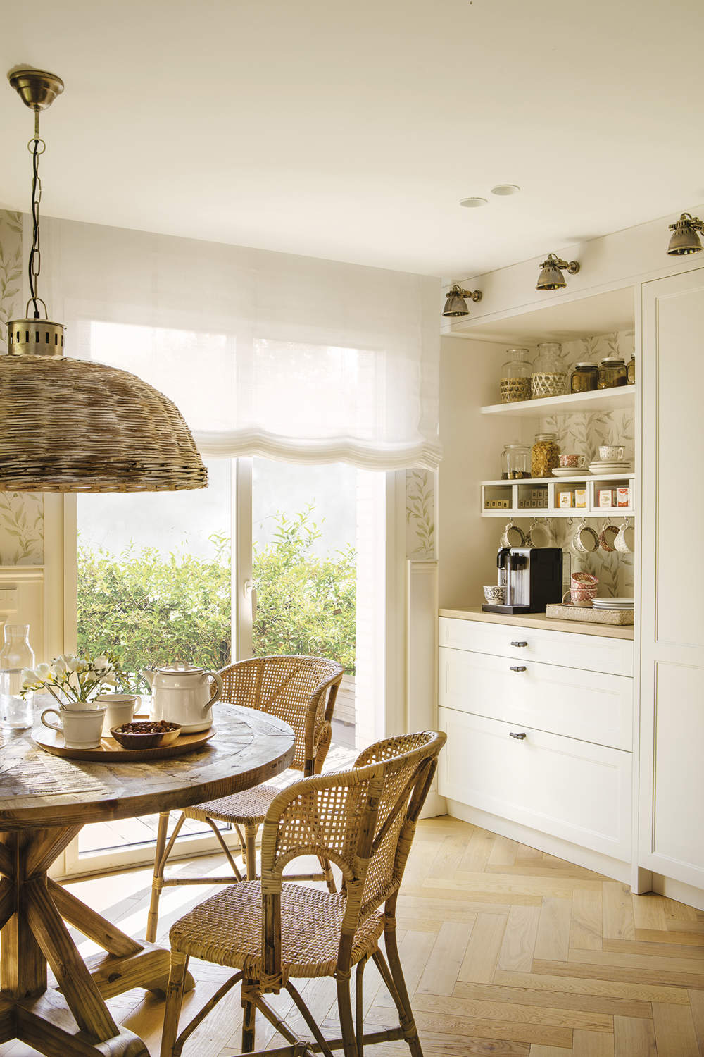 cocina con office con salida a terraza, mesa redonda de madera con sillas de caña y rejilla, lámpara de techo y suelo de parquet, rincón de desayuno
