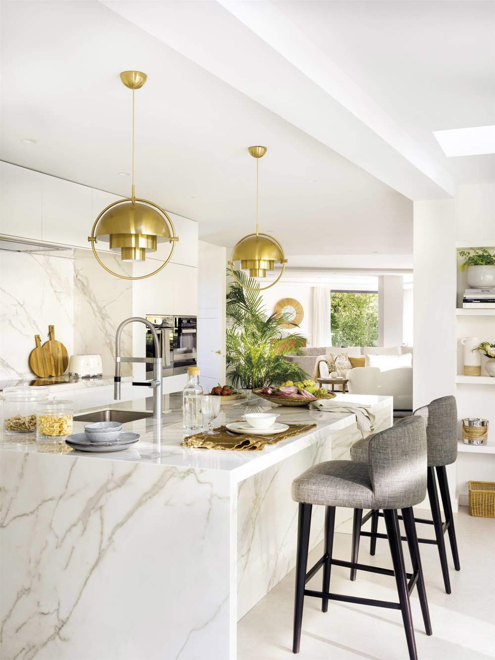 cocina moderna blanca con isla y revestimientos que imitan el marmol 00553582