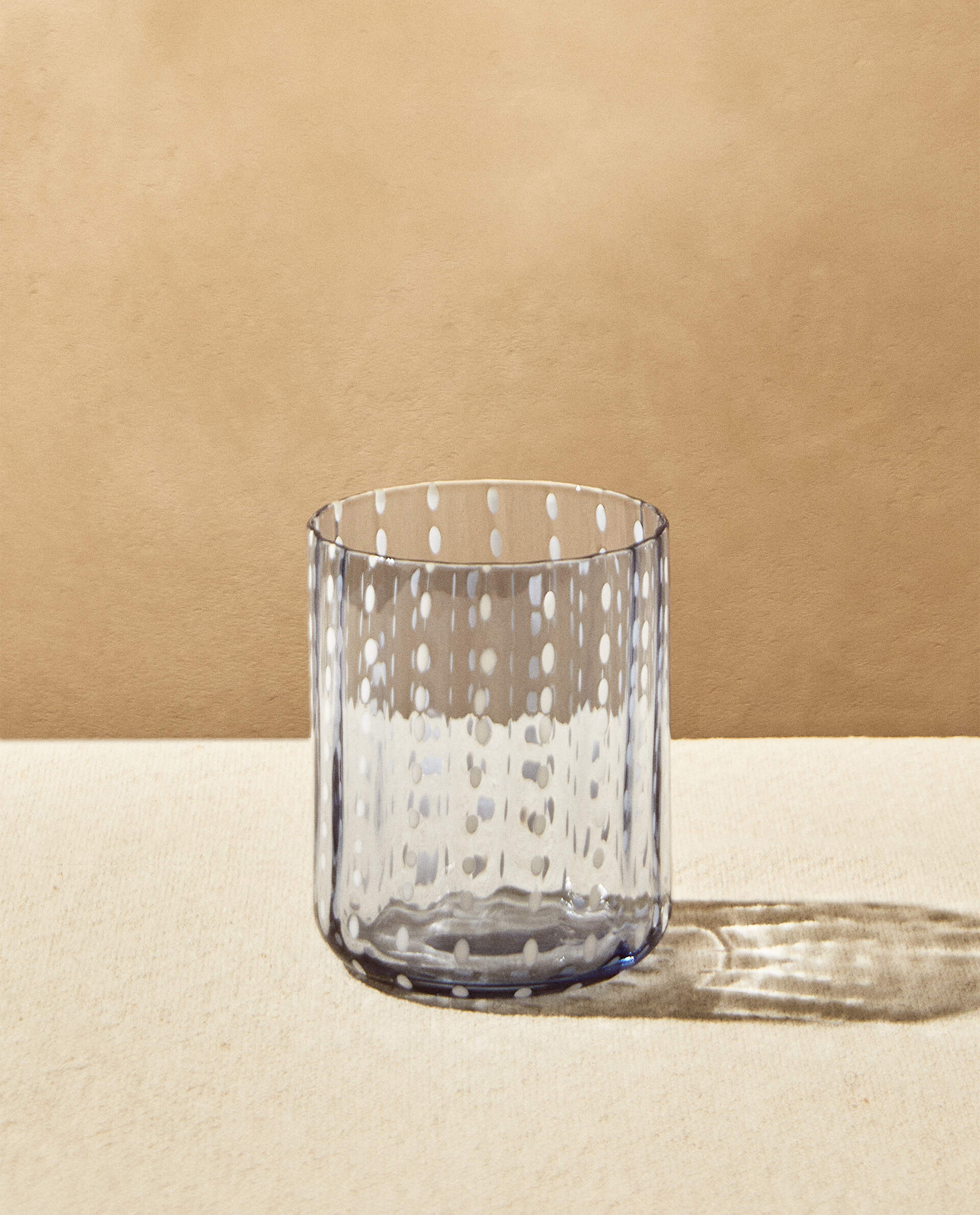 Vaso de vidrio con puntitos