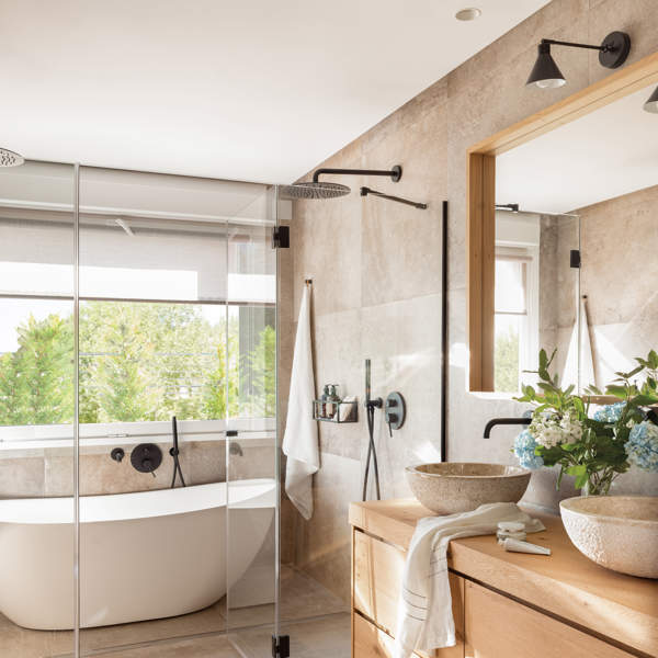 Baño rústico sofisticado con ducha y bañera