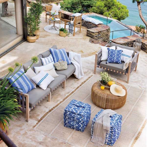 terraza con vistas al mar cojines azules y blancos