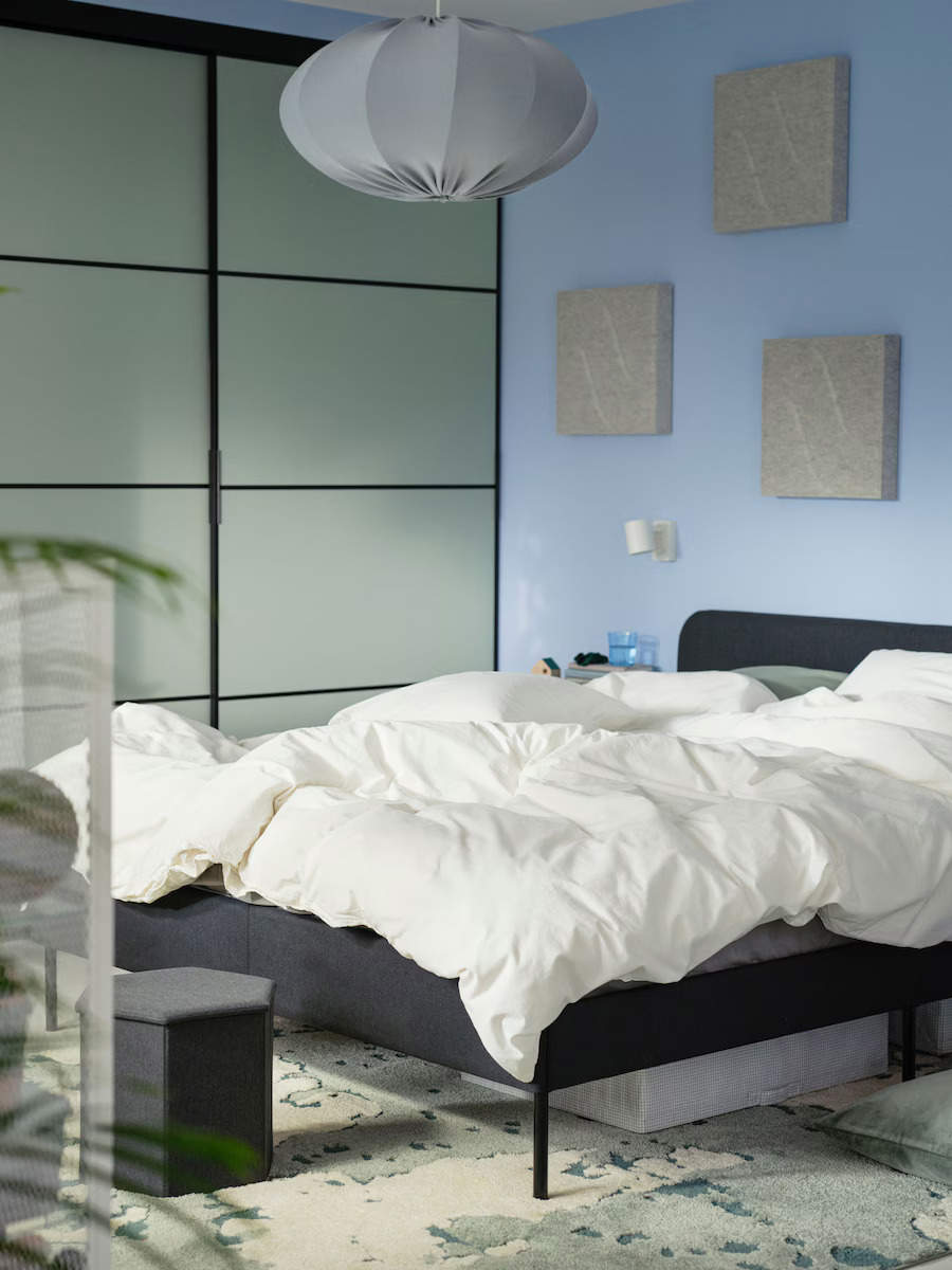 Dormitorio en tonos azules y verdes, de IKEA