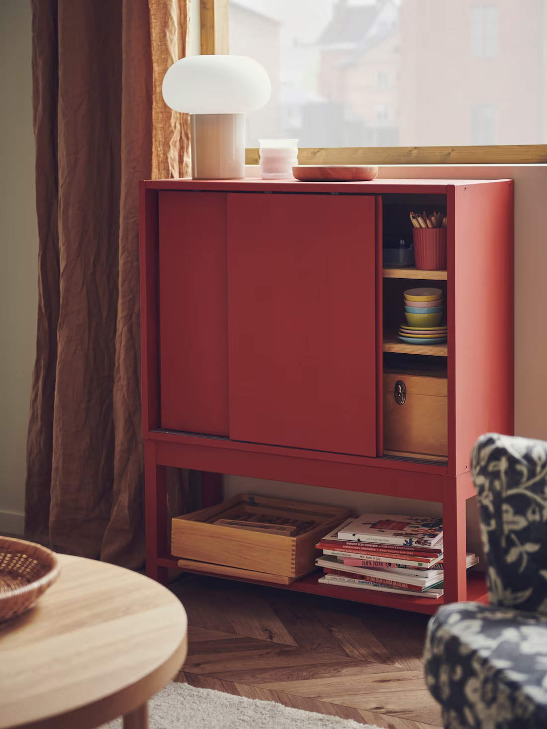Mueble rojo con balda y puertas correderas de IKEA