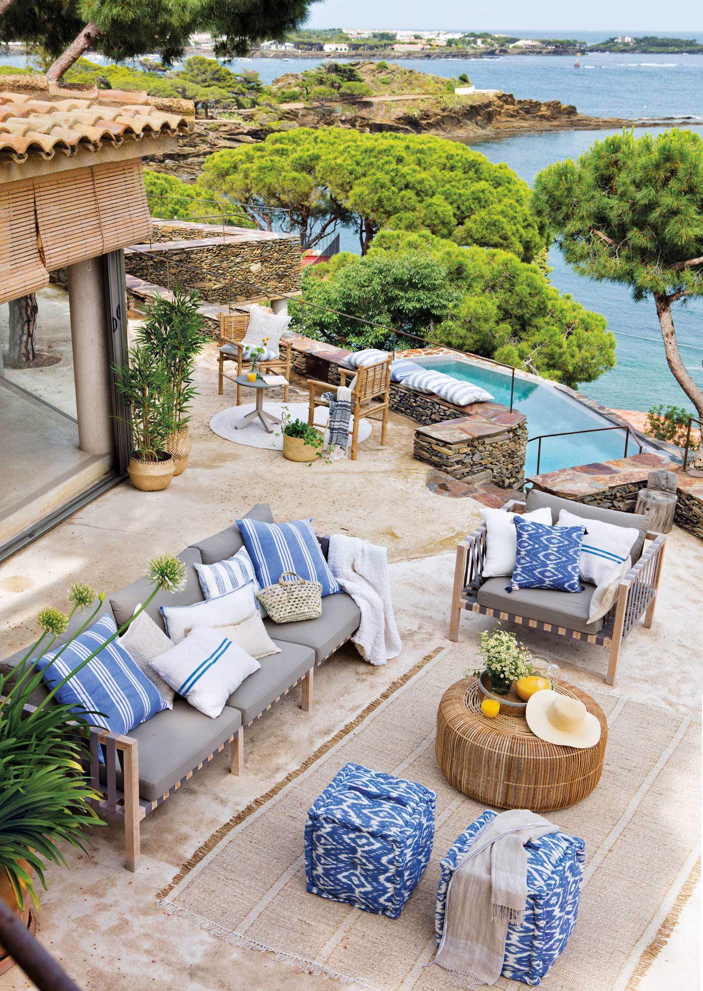 terraza con vistas al mar cojines azules y blancos