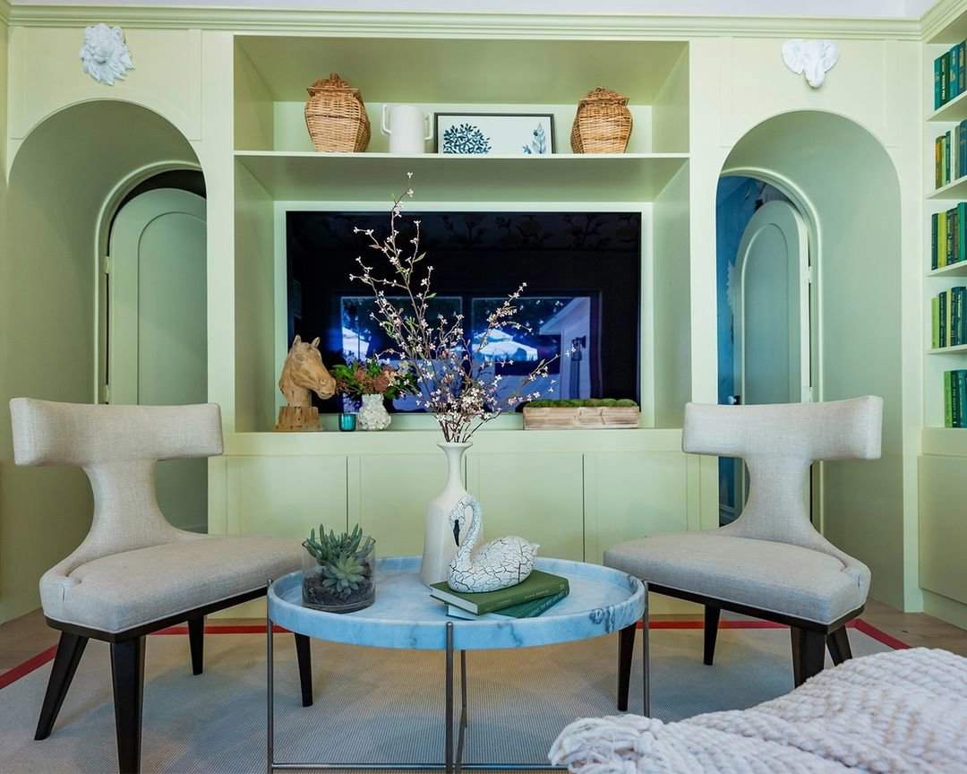 Salón verde con puertas y muebles curvos