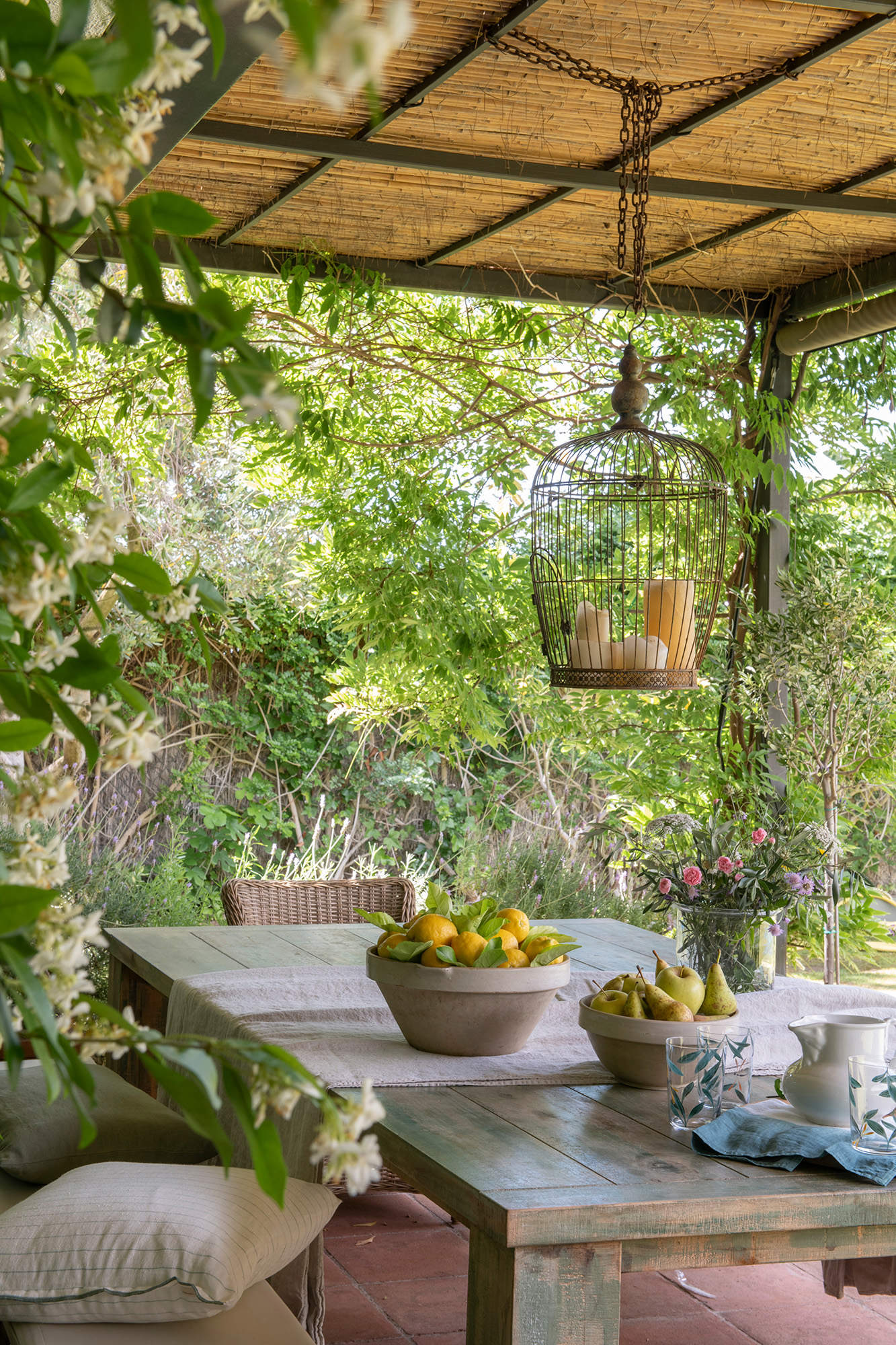 Detalle del comedor en el jardín