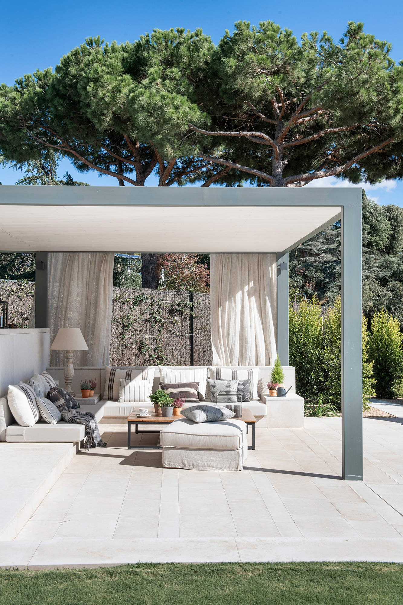 Pérgola en el jardín con cortinas