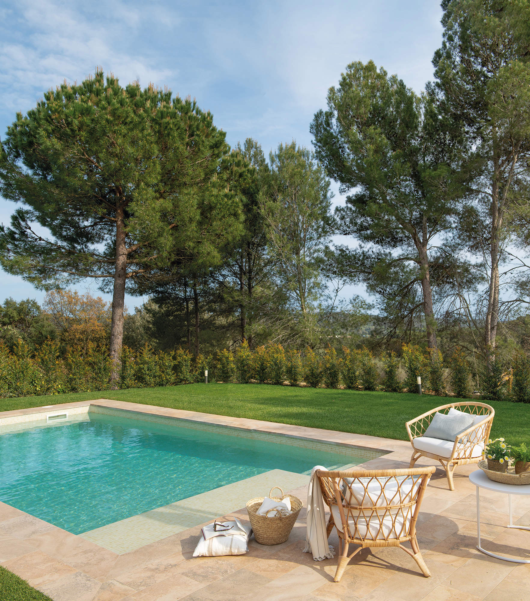 Zona de piscina con butacas de relax