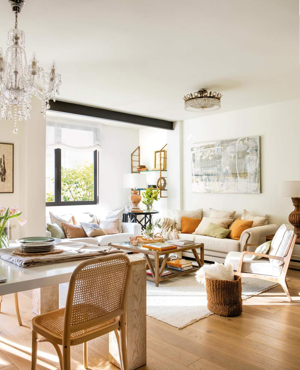 Salón comedor con lámparas de cristal