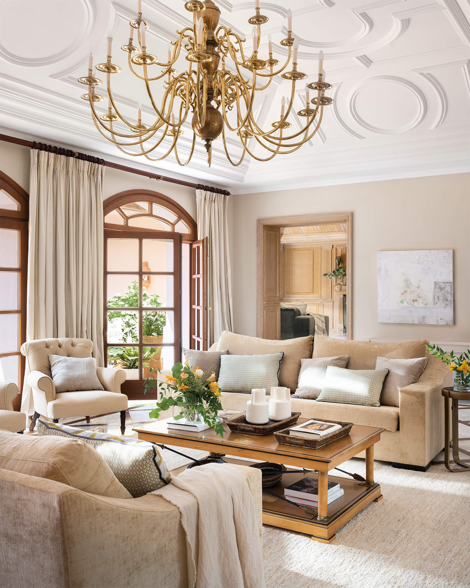 Salón elegante y sofisticado con sofás beige