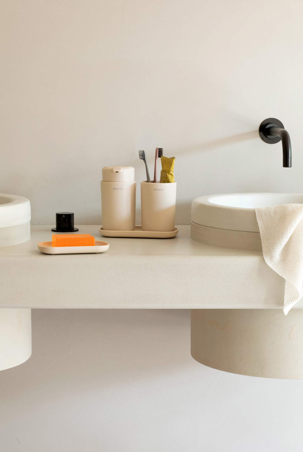 Accesorios de baño ReNew de Brabantia en color Soft Beige