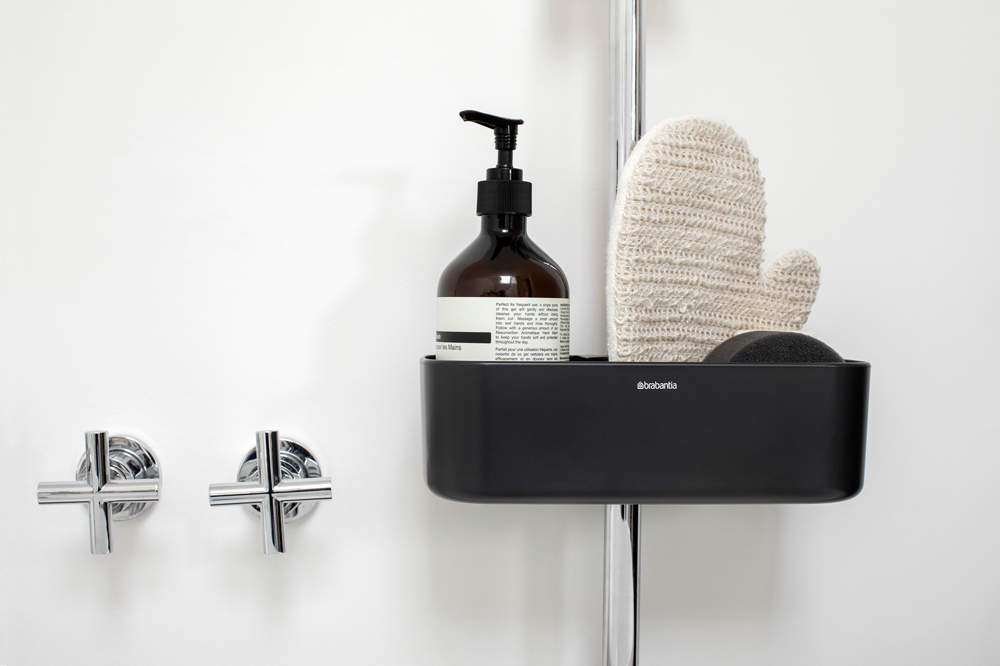 Accesorios para mantener el orden en la ducha de la colección ReNew de Brabantia