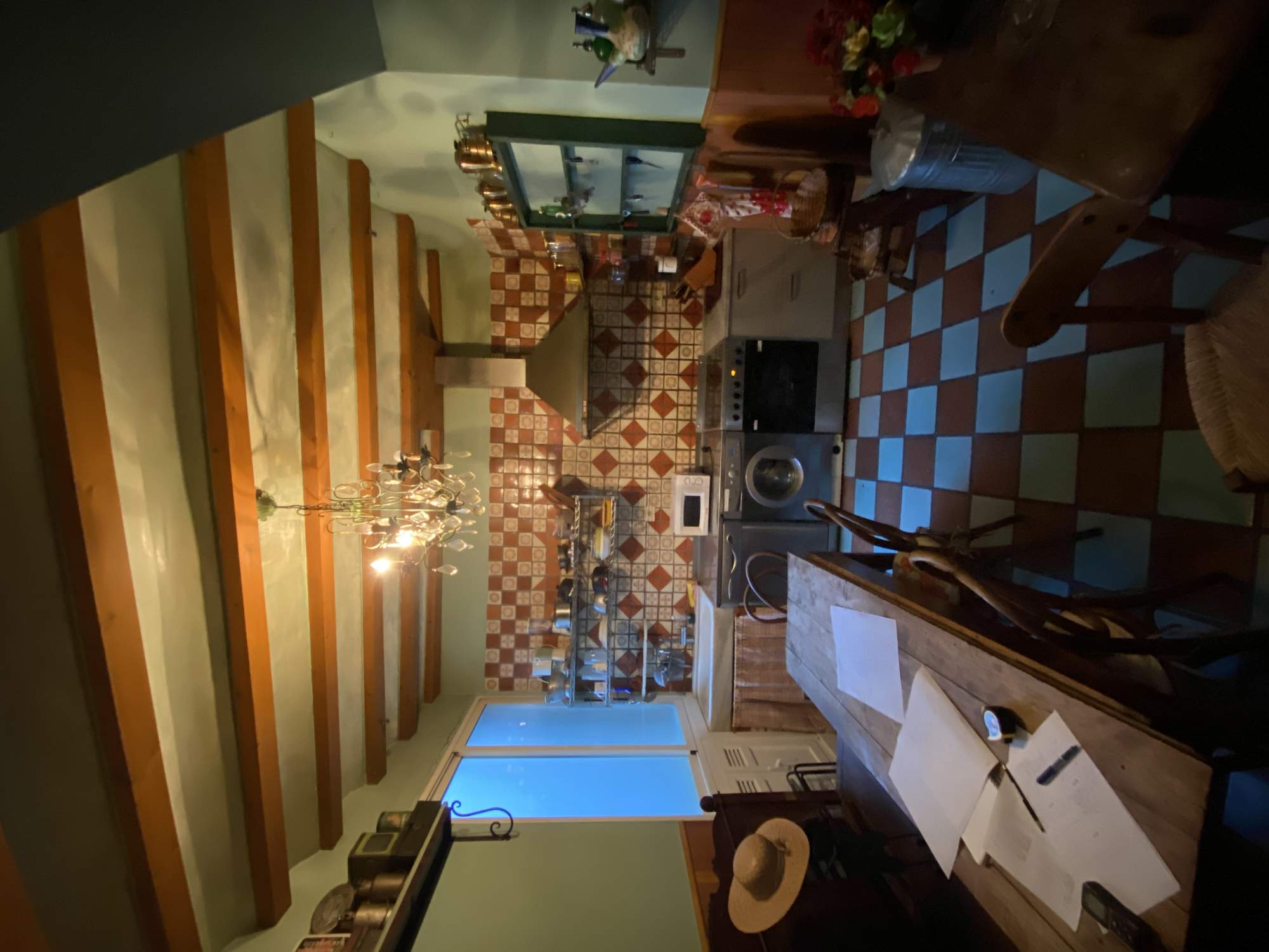  Una cocina anticuada y oscura