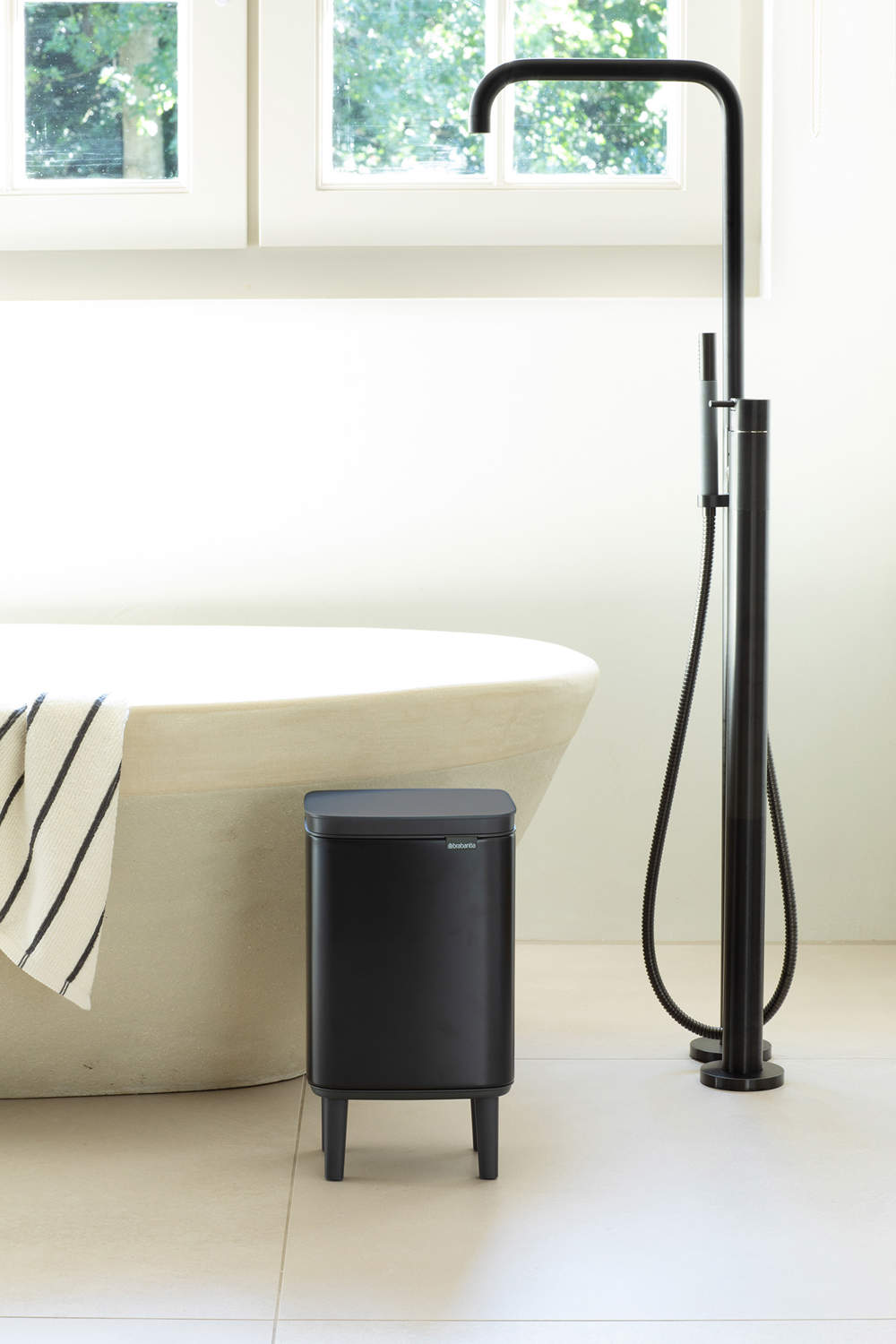 Cubo de basura Bo Hi en Matt Black de Brabantia