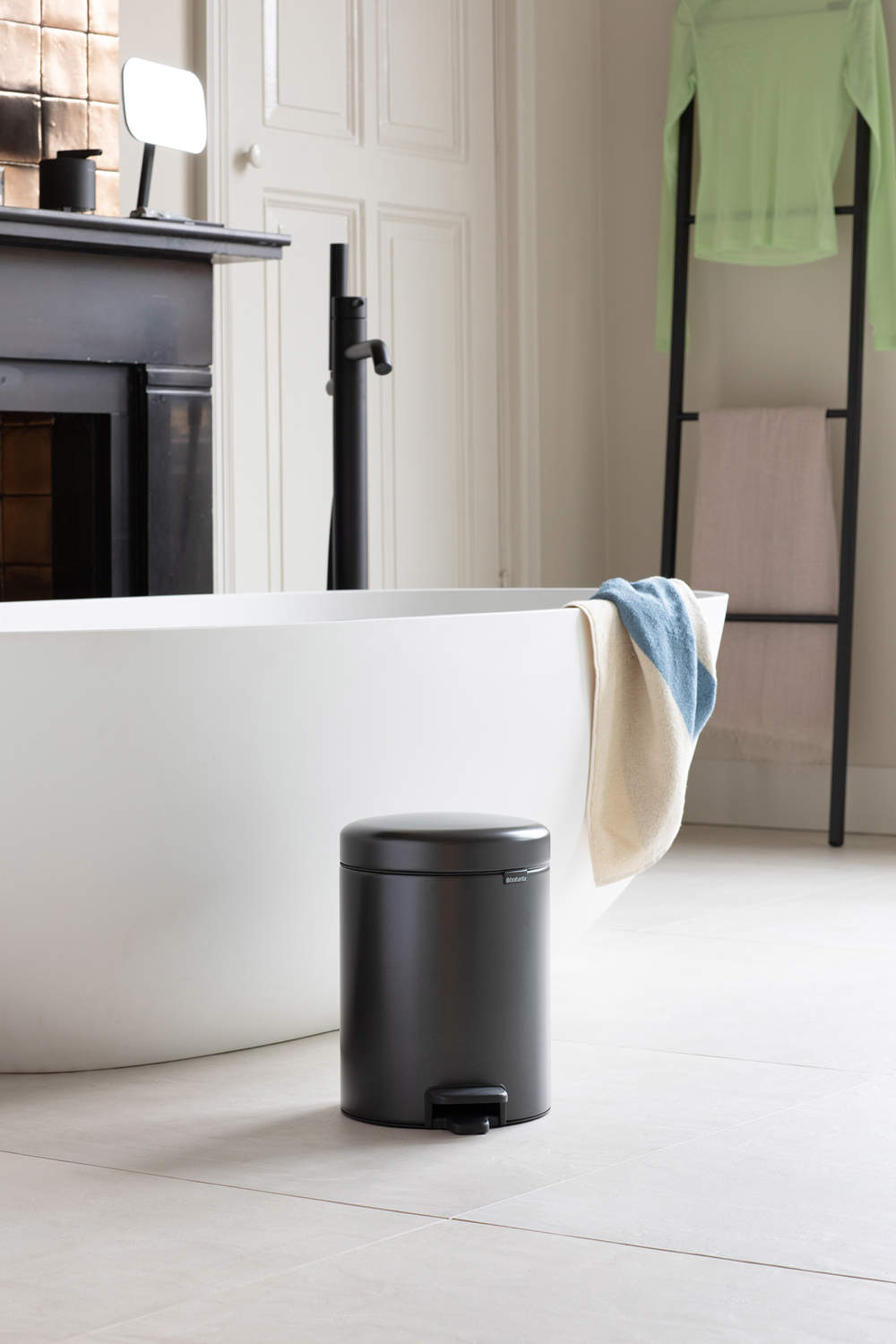 Cubo de basura con pedal NewIcon en color Confident Grey de Brabantia
