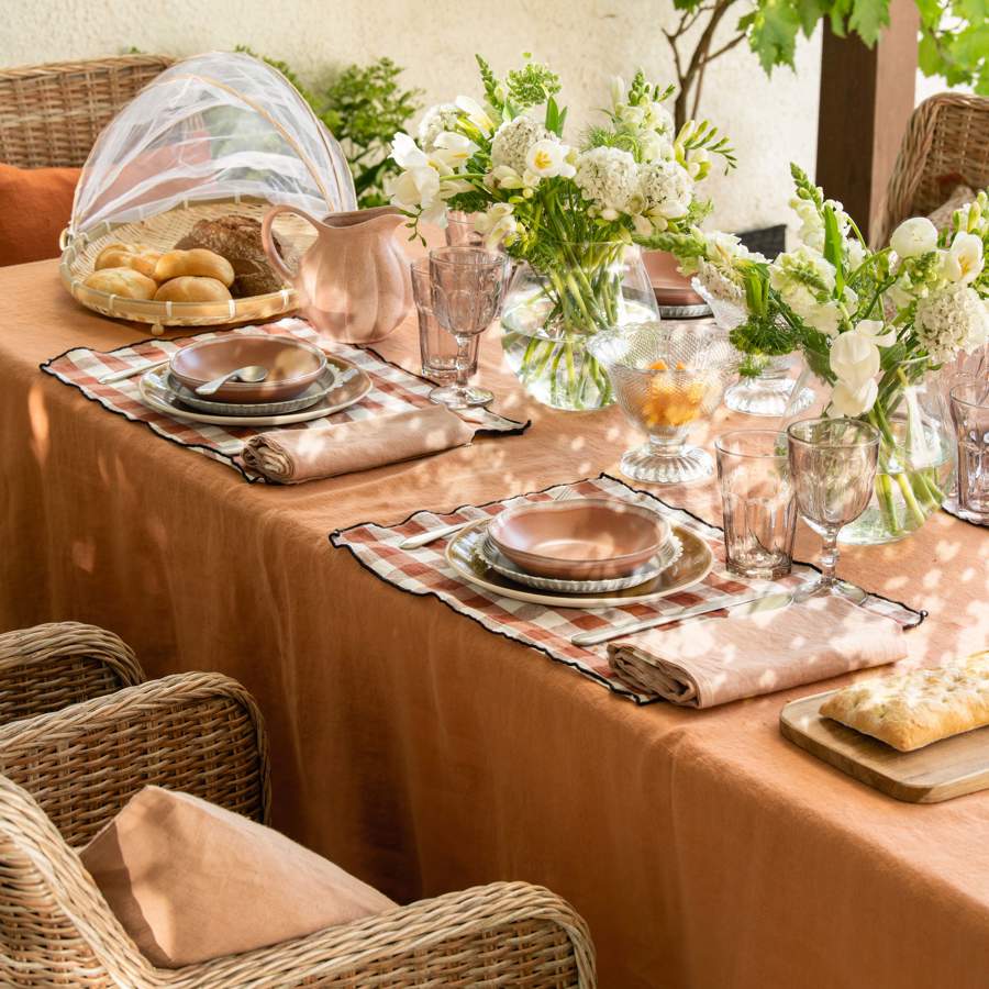 Decora tu mesa con los colores del verano gracias a Mango Home