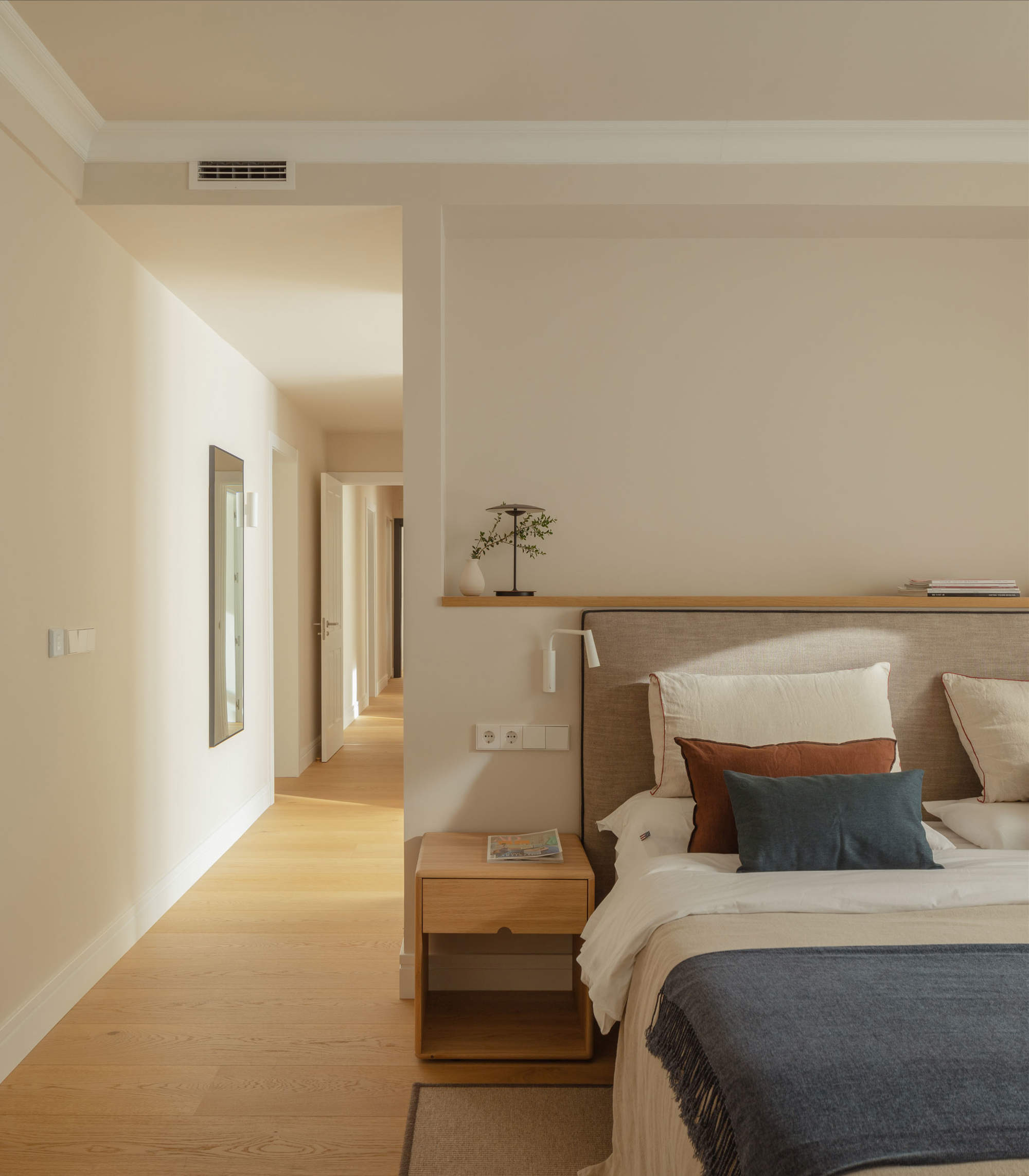 Un dormitorio distribuido en tres zonas