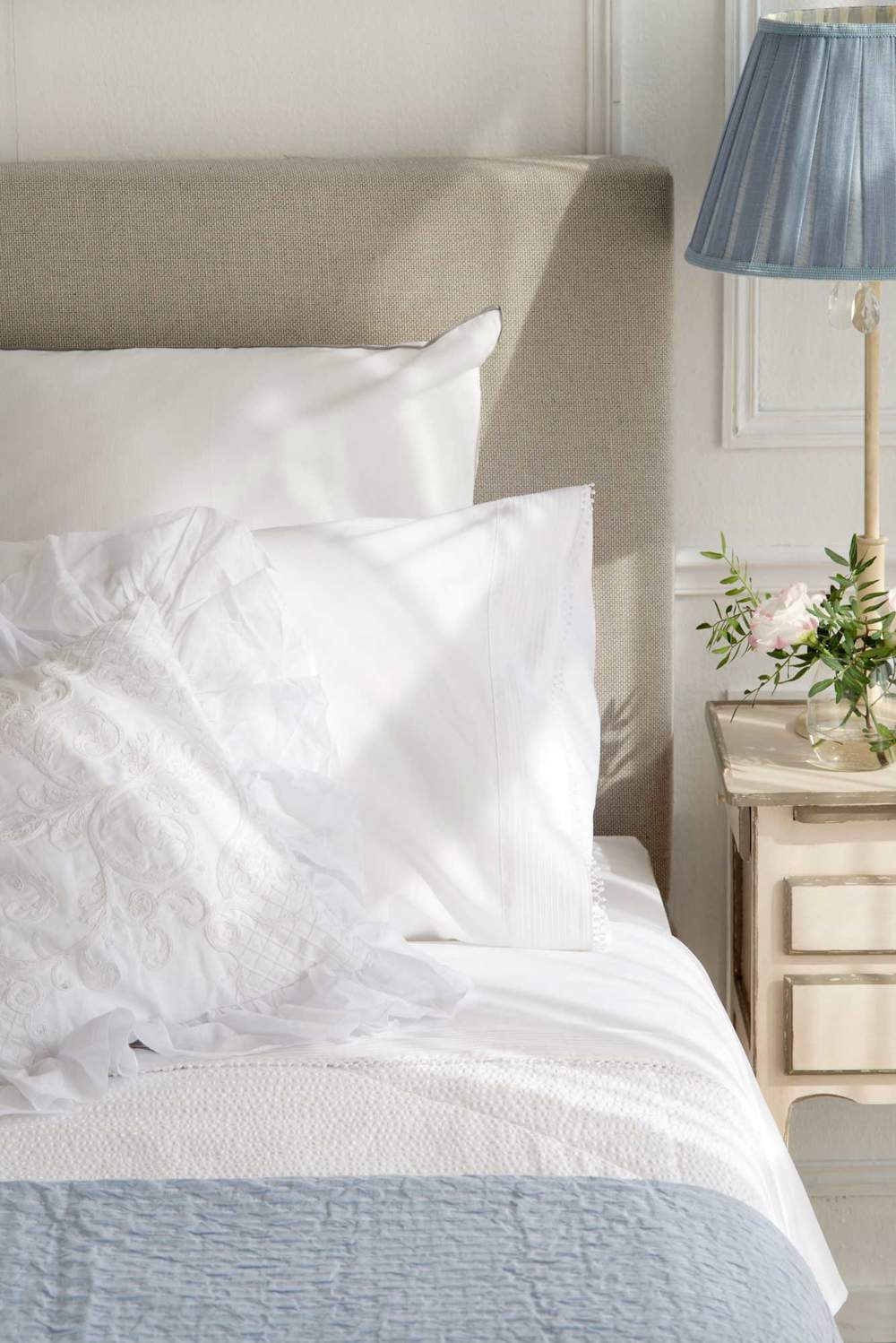 ropa-de-cama-sabanas-blancas-00417535 O