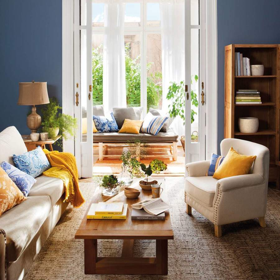 salon-con-dos-sofas-enfrentados-decorado-en-azul-amarillo-y-blanco