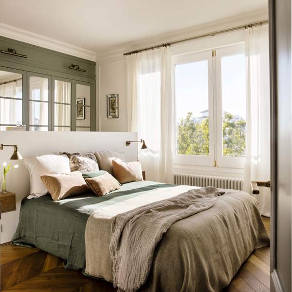 Dormitorio pequeño con vestidor con color y frentes de espejos