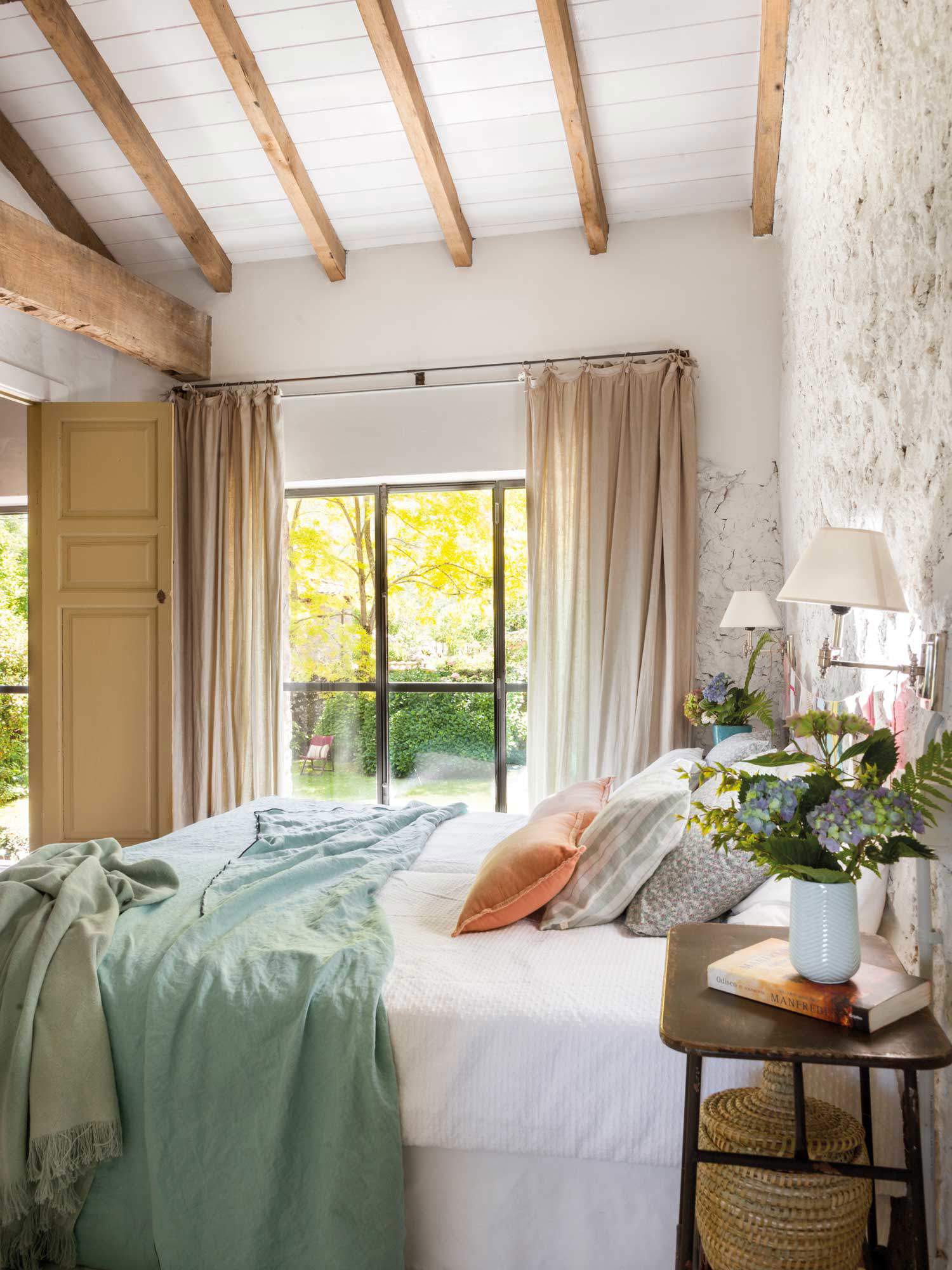 Dormitorio principal con colores de verano