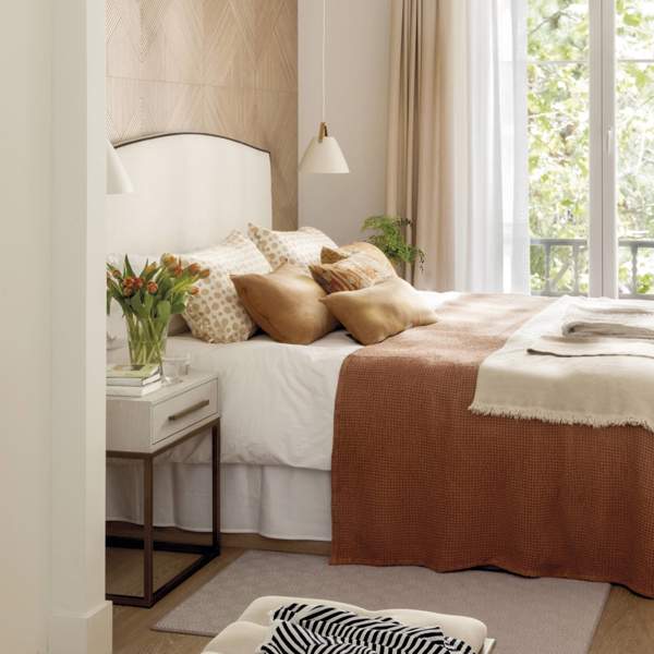 dormitorio cama tonos tierra terracota cabecero blanco