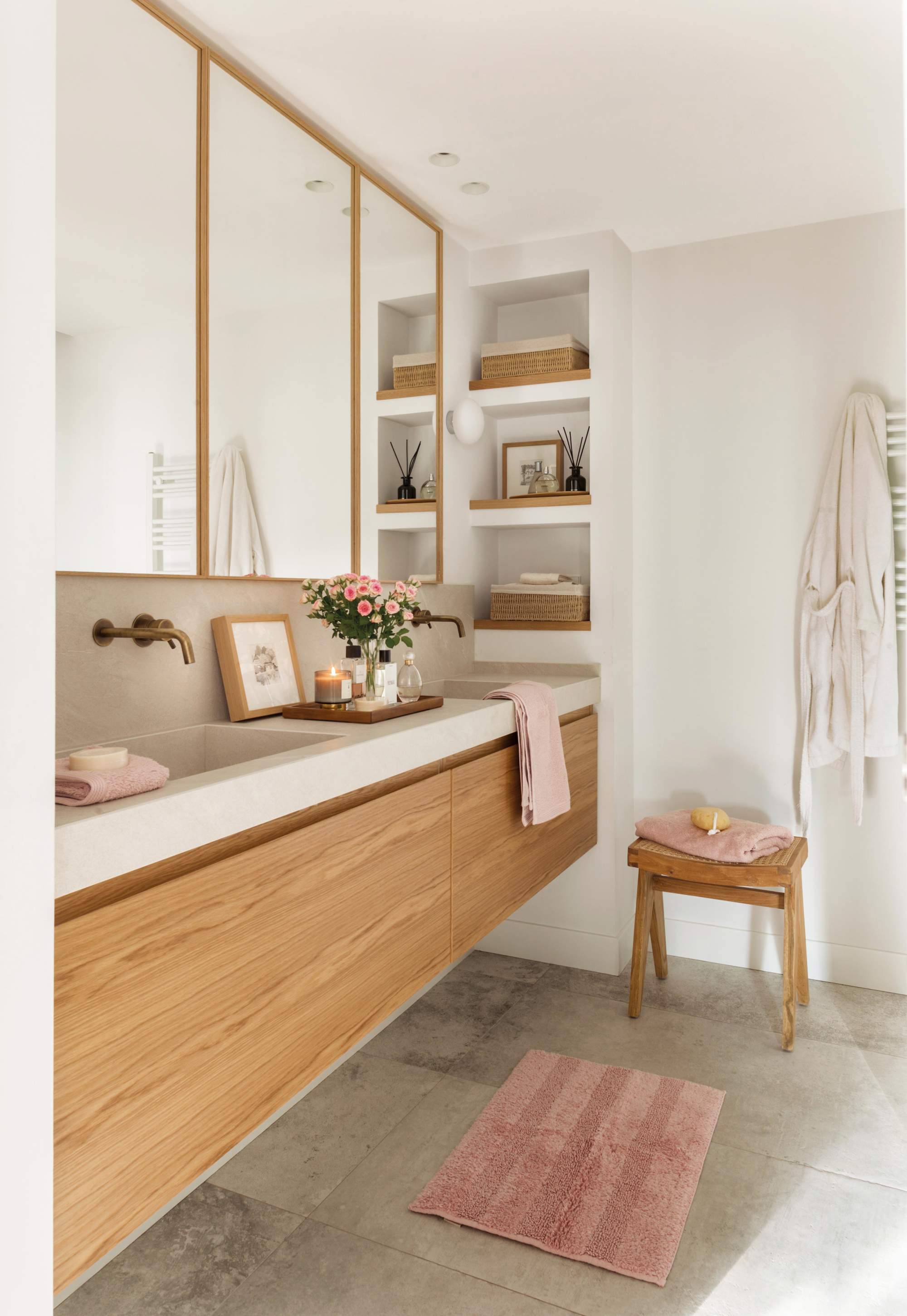 Baño con mueble volado de madera y espejo triple con marco de madera