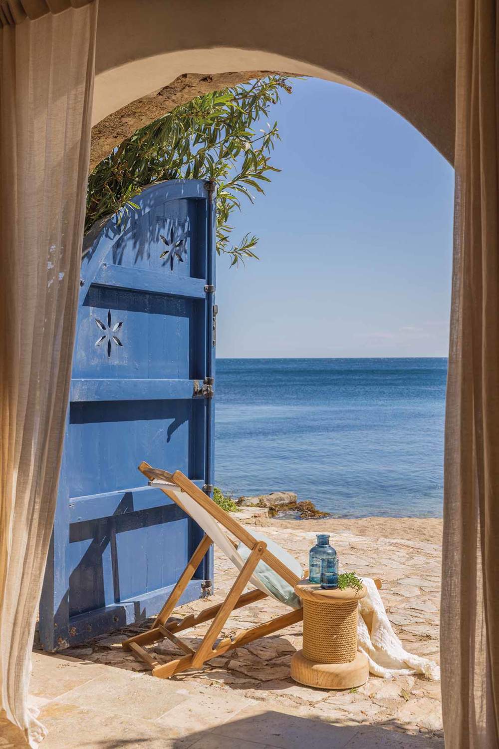 Puerta azul con vistas al mar