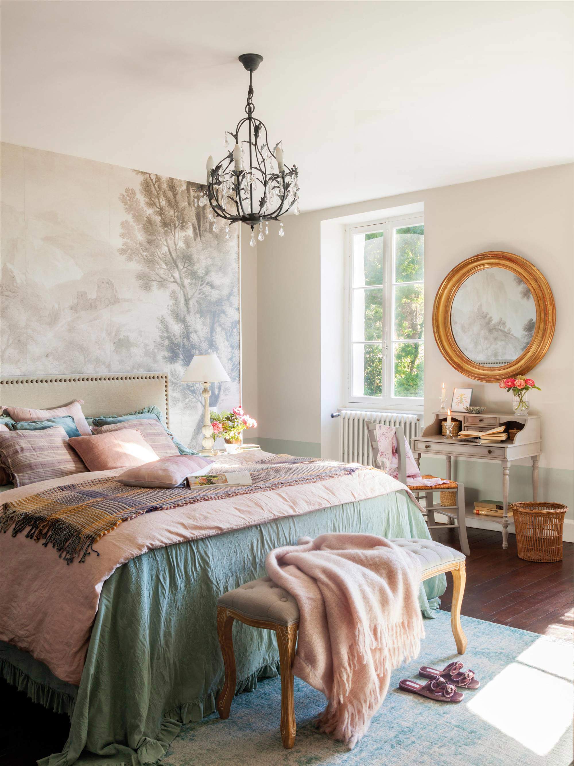 Dormitorio clásico con cabecero tapizado + banco capitoné