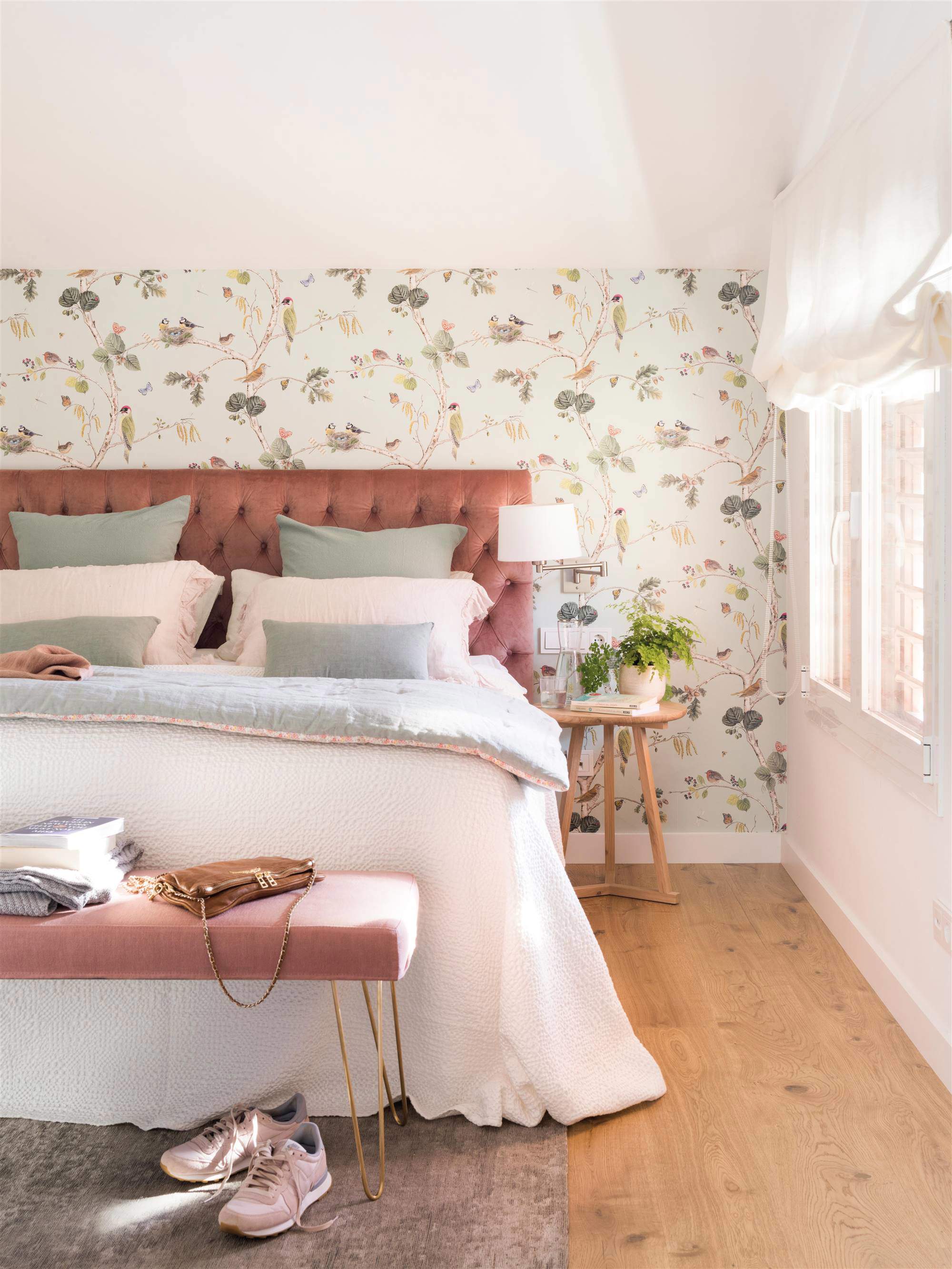 Dormitorio con cabecero terciopelo rosa con banco a juego