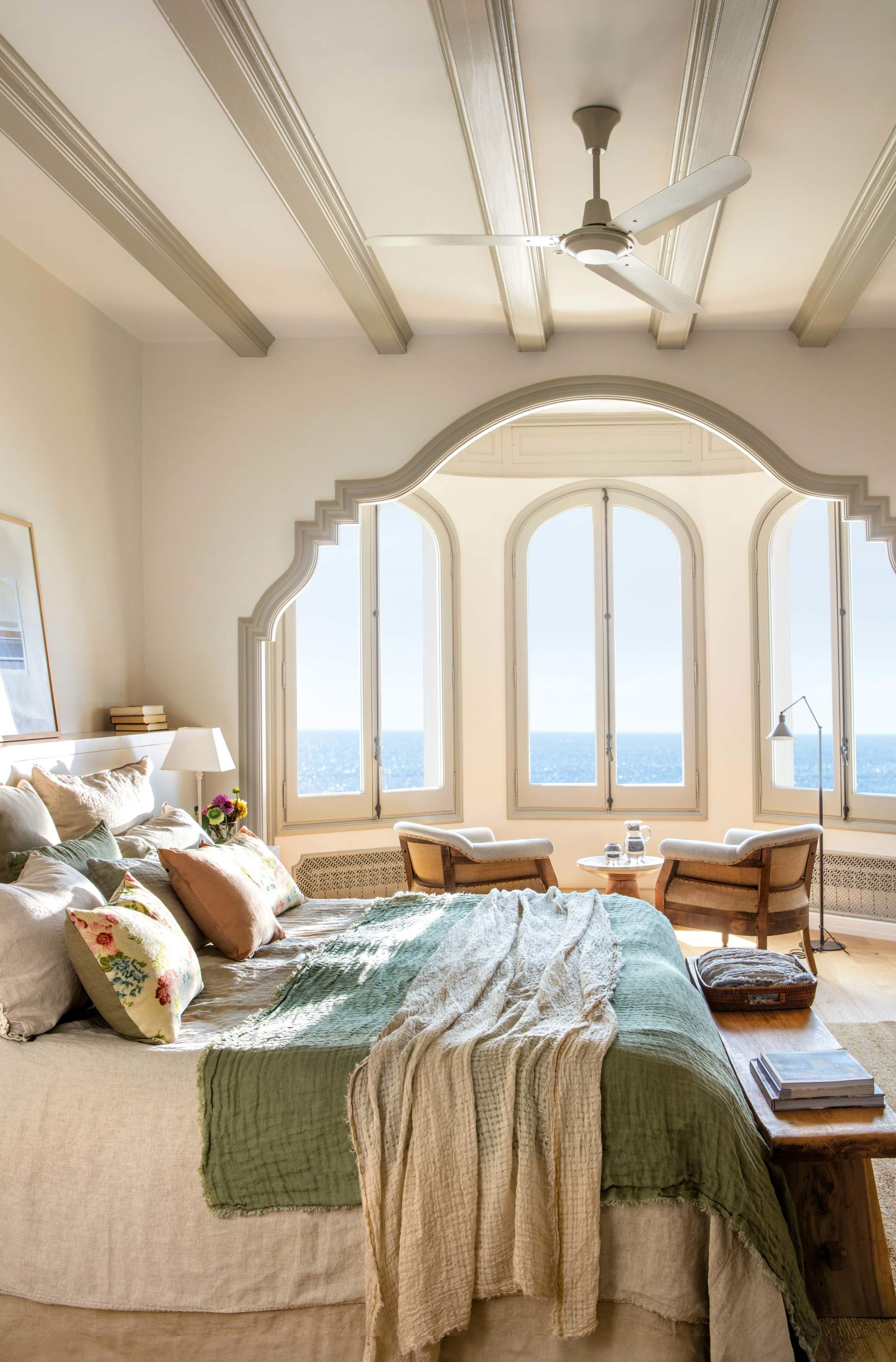 Dormitorio con mirador, vigas y arco con molduras