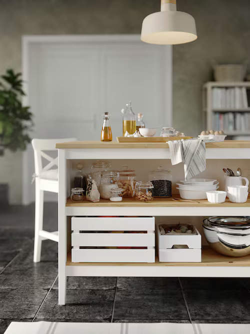 Cocina con isla y cajas de madera de IKEA