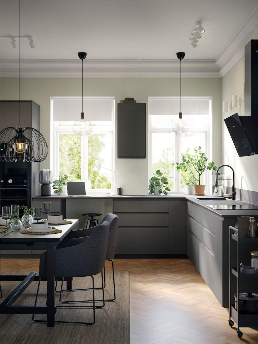 Una cocina en tonos grises con lámparas de techo ligeras de IKEA