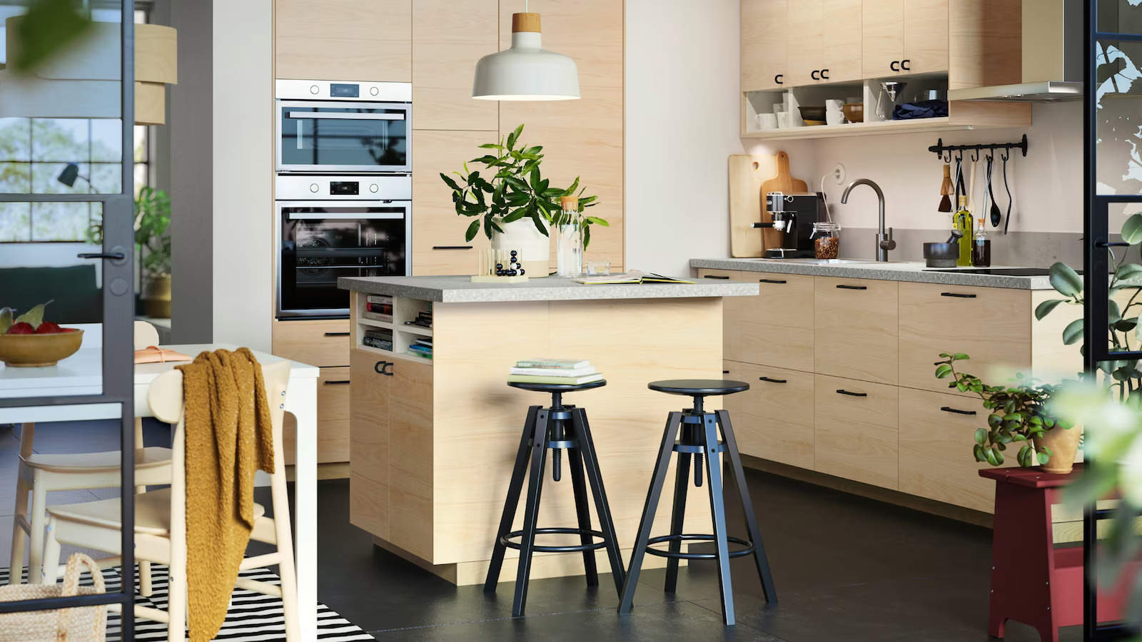 Cocina de madera con taburetes de estilo industrial, de IKEA