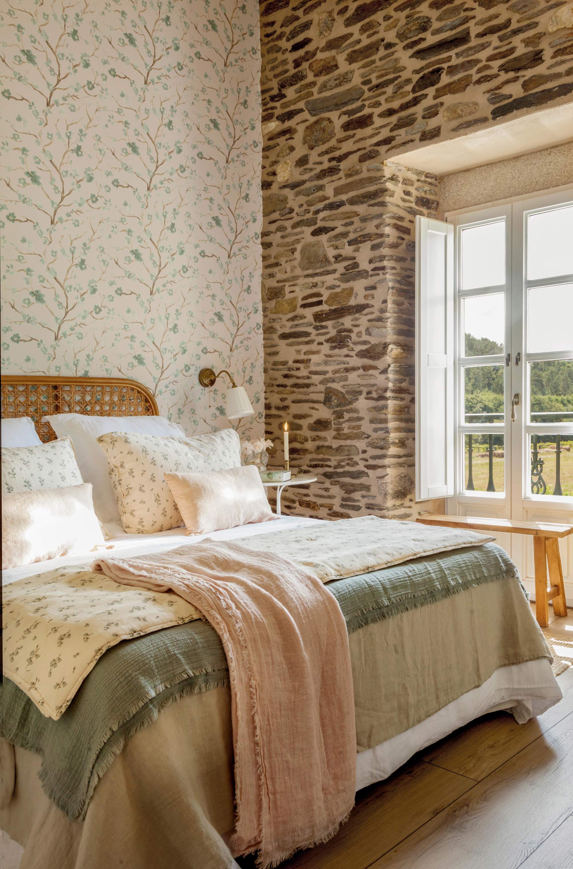 Dormitorio con cabecero de rejilla, revestimiento de piedra y papel pintado vegetal