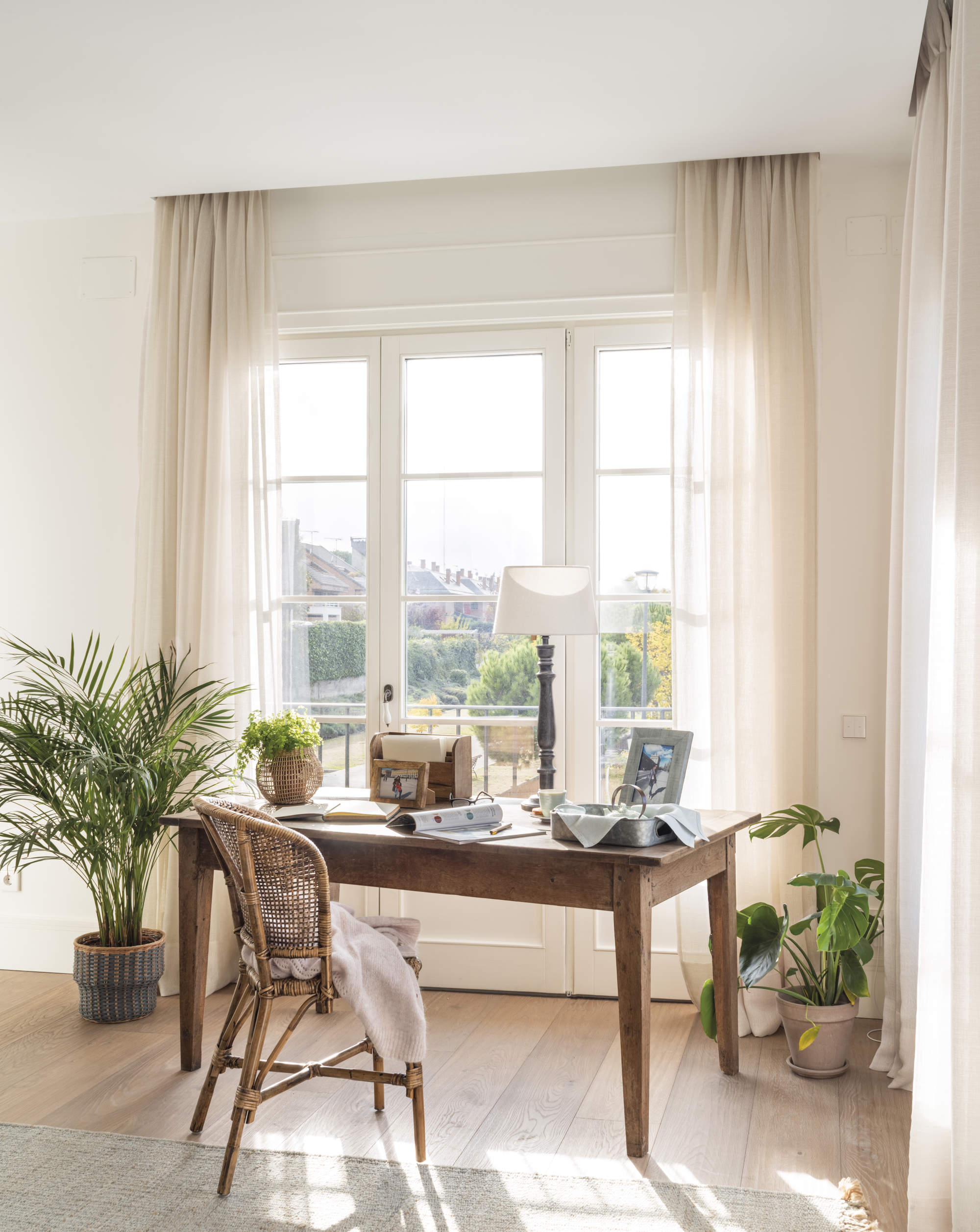 escritorio de madera rústico con silla clásica de fibras planta y ventana
