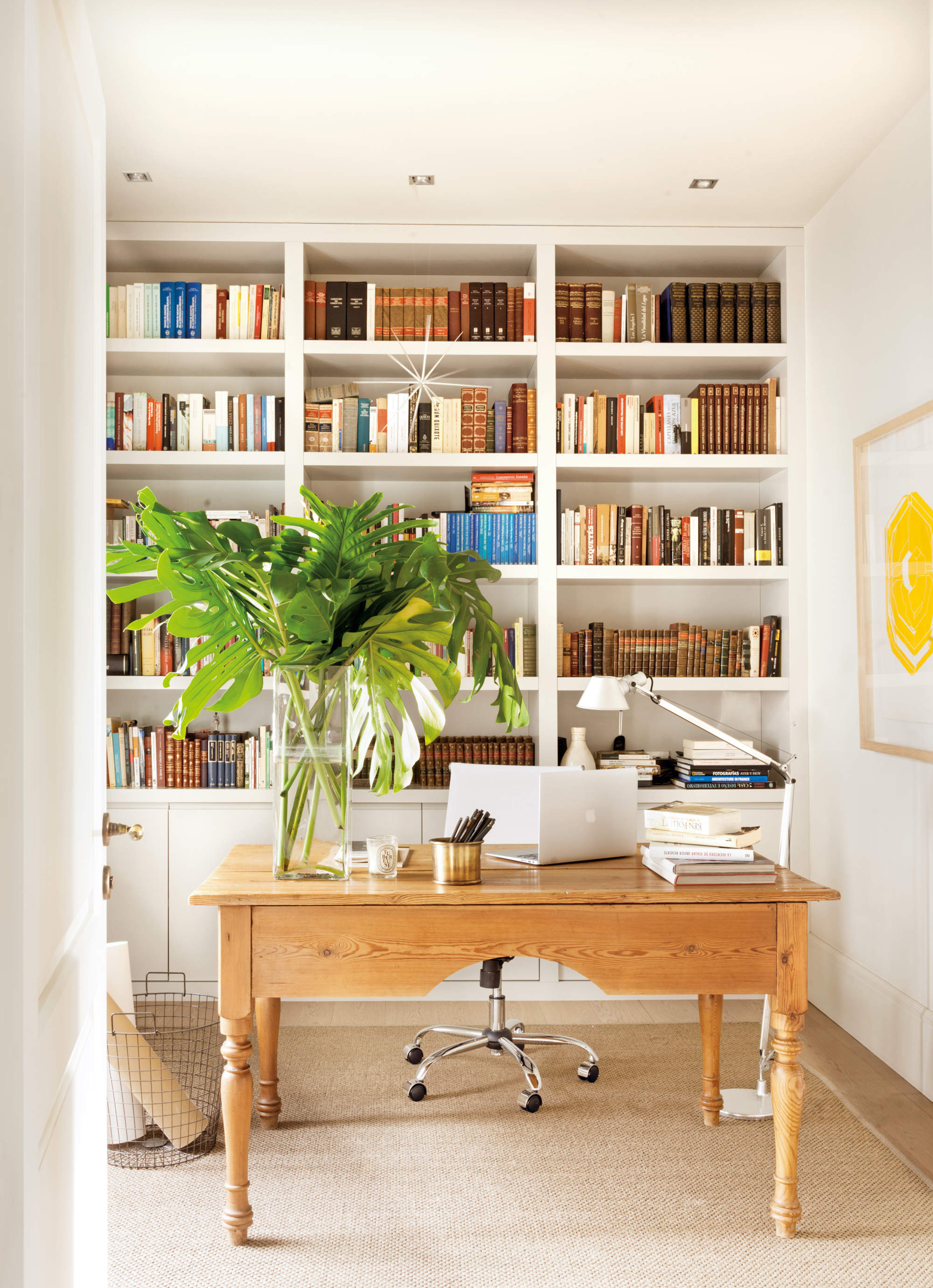 Escritorio de madera en un despacho moderno con libreria