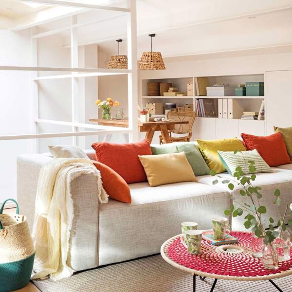 Añade un toque de color veraniego a tu hogar con estos cojines coloridos de El Corte Inglés