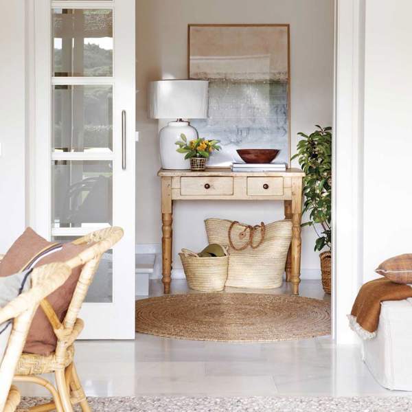 Los diseñadores de Zara Home saben cómo decorar un recibidor pequeño con ideas modernas y elegantes
