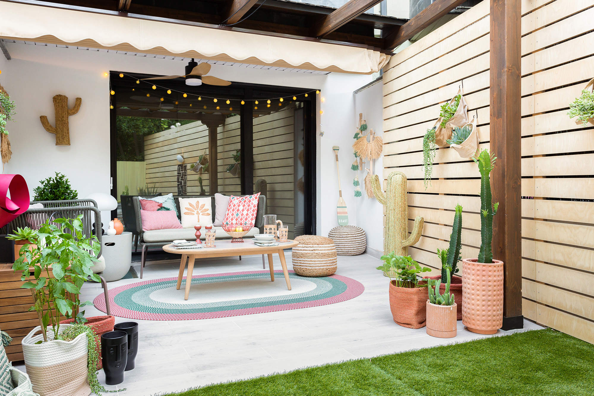 Patio pequeño decorado como un salón al aire libre