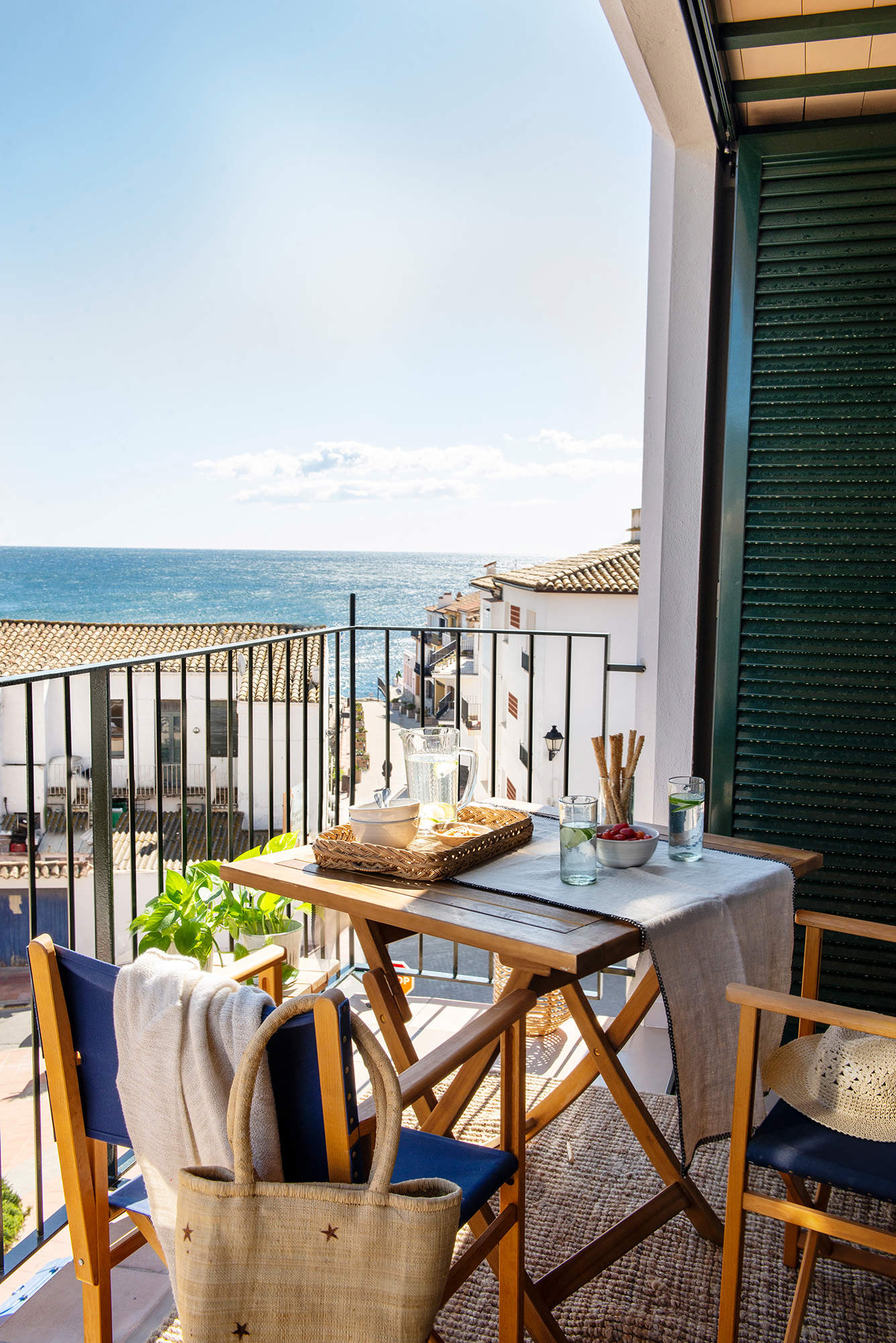 Terraza pequeña con muebles de madera plegables.