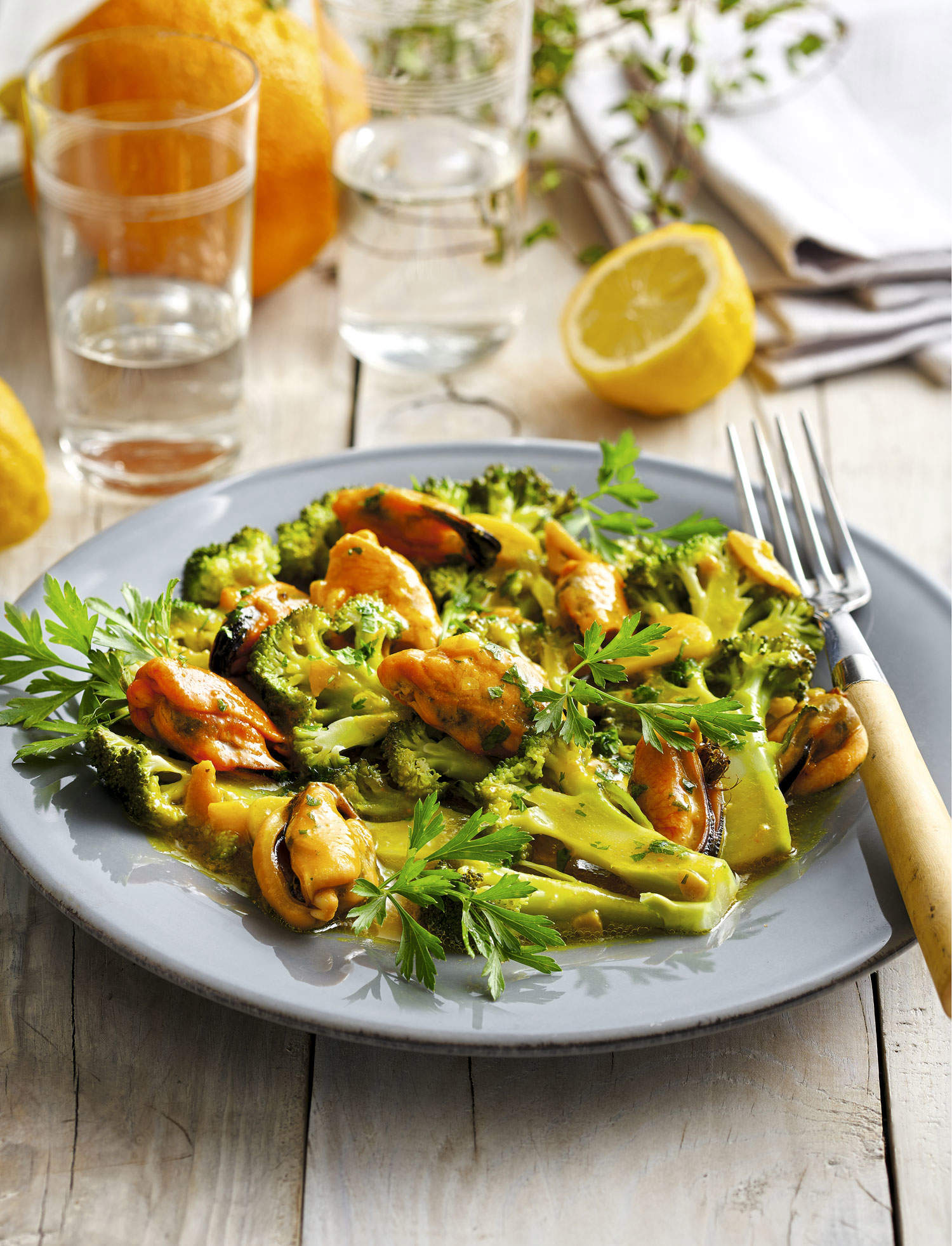 Brócoli con mejillones en salsa de naranja