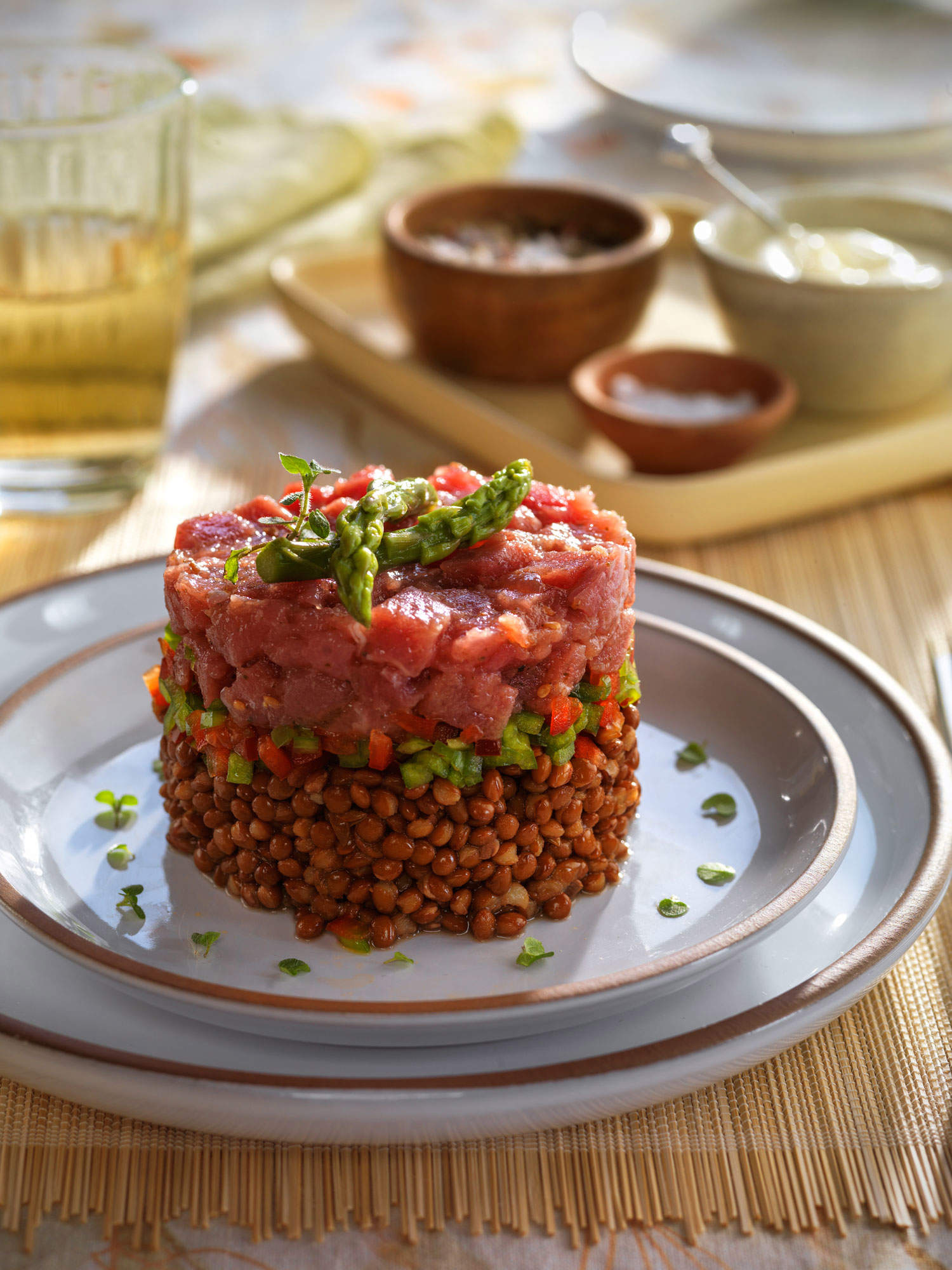  Timbal de lentejas con espárragos y tartar de atún