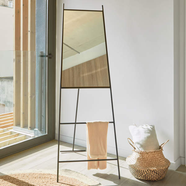 Kave Home baja el precio de dos de sus espejos más icónicos en un 70%: minimalistas y que elevan estancias