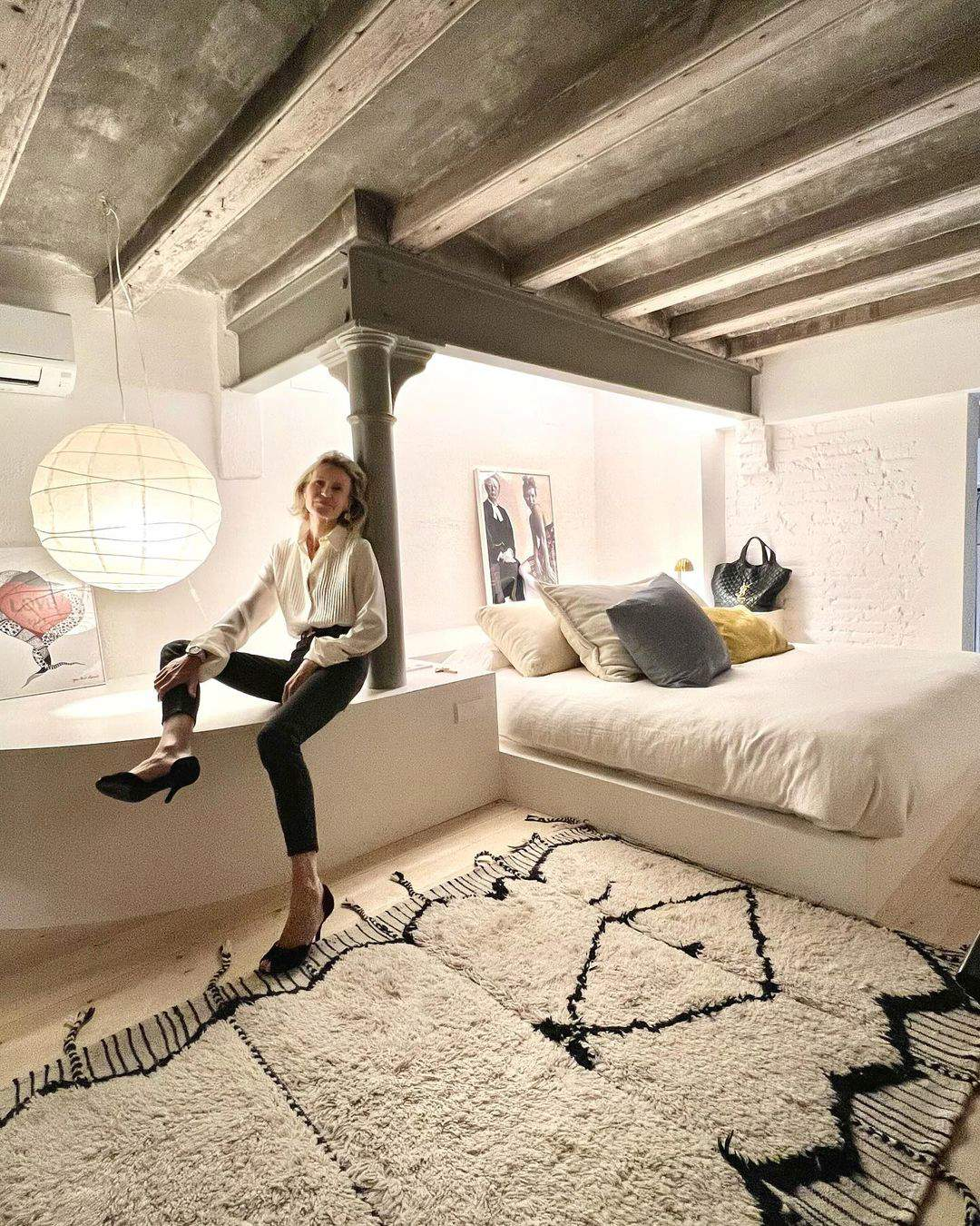 Dormitorio con vigas y decoración en color blanco