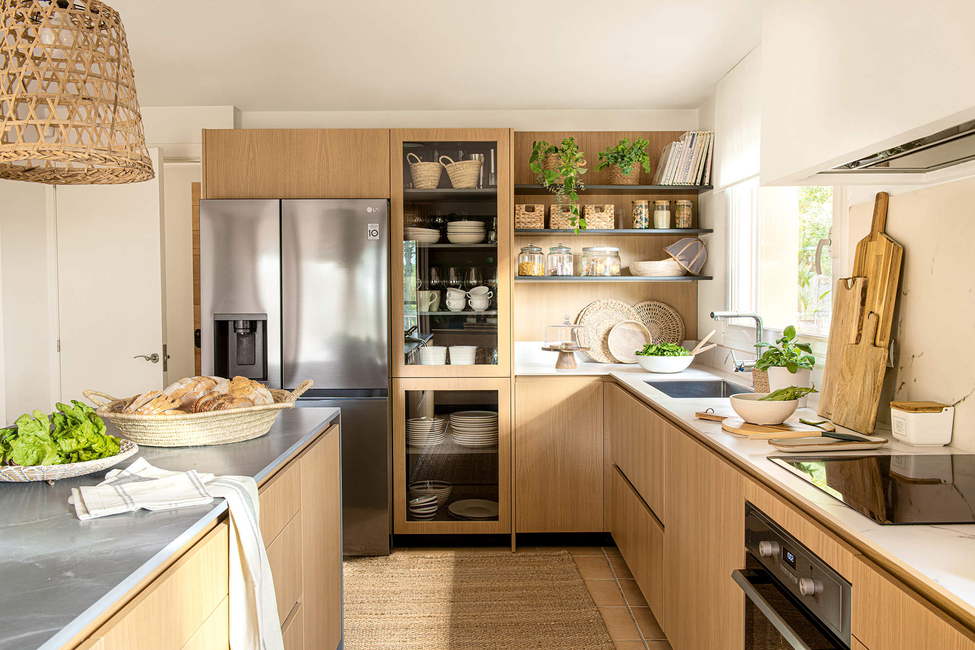 Cocina con mobiliaro de madera en estilo atemporal